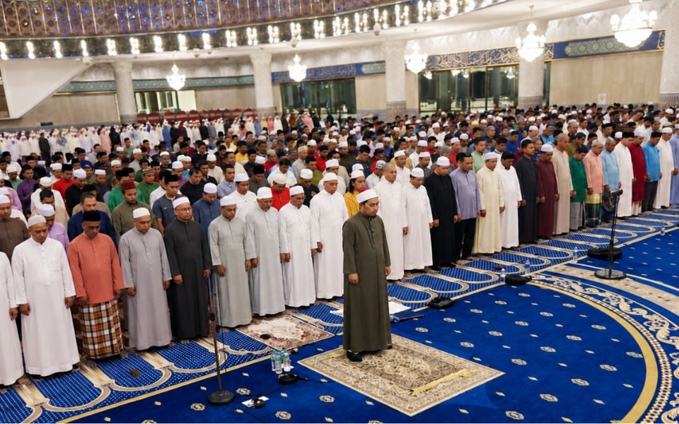 Tak Sebut Perkataan “Fardu” Dalam Niat Solat, Sah Ke? UAI Jelaskan Perbezaan Lafaz & Niat Dalam Hati