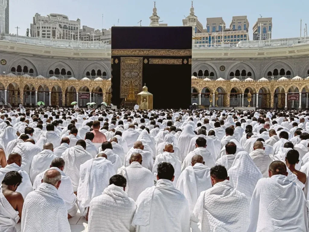 Orang Islam Menyembah Allah, Tapi Kenapa Solat Menghadap Kaabah? Ini Penjelasan Tentang Kiblat & Ibadah