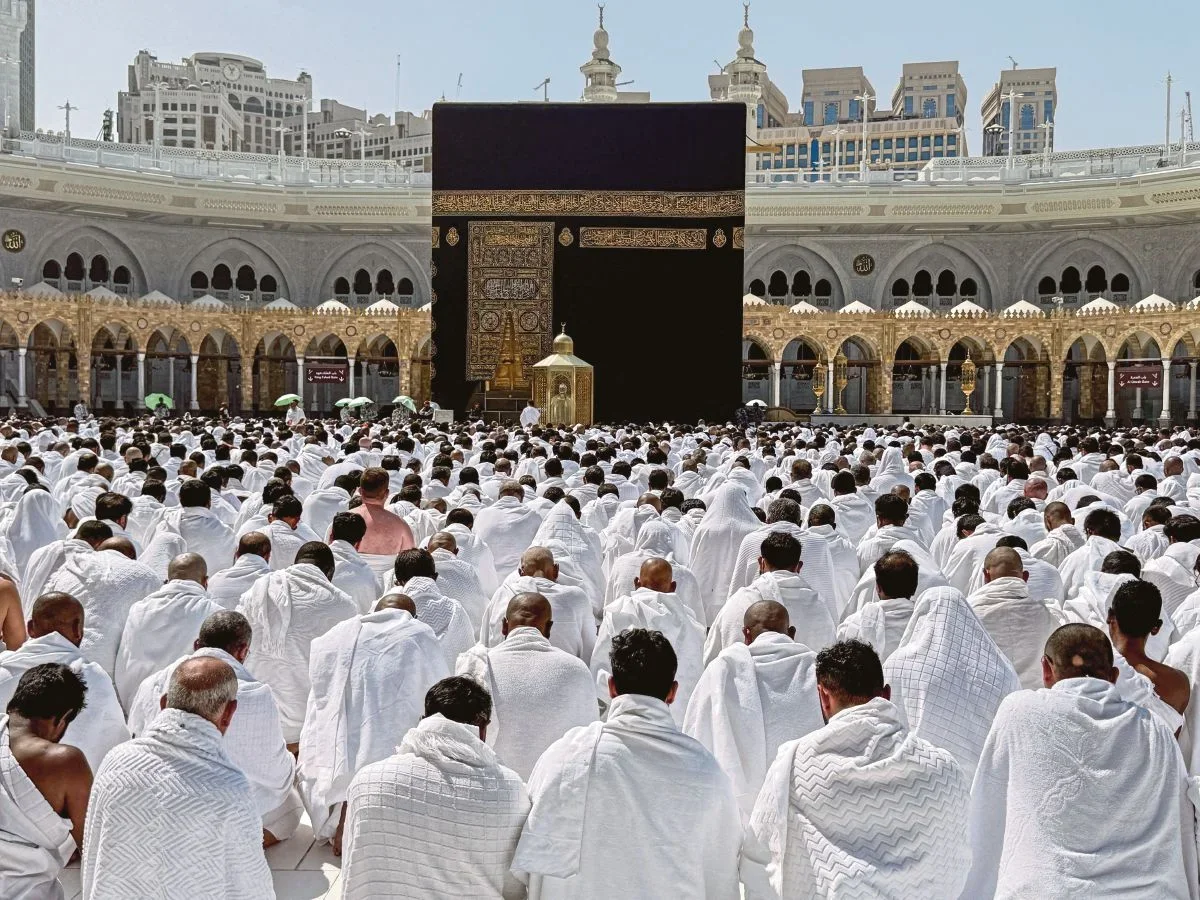 Orang Islam Menyembah Allah, Tapi Kenapa Solat Menghadap Kaabah? Ini Penjelasan Tentang Kiblat & Ibadah