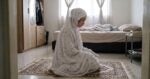 Rambut Terkeluar Dari Telekung Tapi Baru Perasan Selepas Solat, Sah Ke Atau Wajib Ulang Solat? Ini Penjelasan Ulama