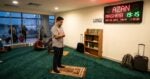 Solat Fardu Ketika Azan Masih Berkumandang, Sah Ke? Ini Penjelasan Hukum & Keutamaan Menjawab Azan Dahulu